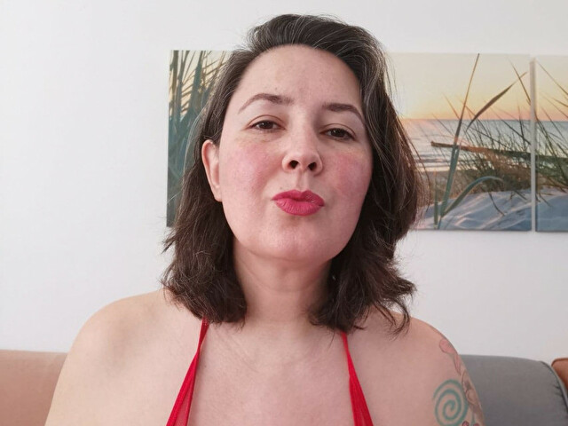 Gina te donne rendez vous sur sa cam sexy Xcams pour un plan cul gratuit en liveshow coquin