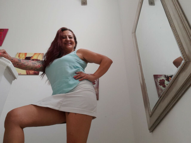 Holly te donne rendez vous sur sa cam sexy Xcams pour un plan cul gratuit en liveshow coquin