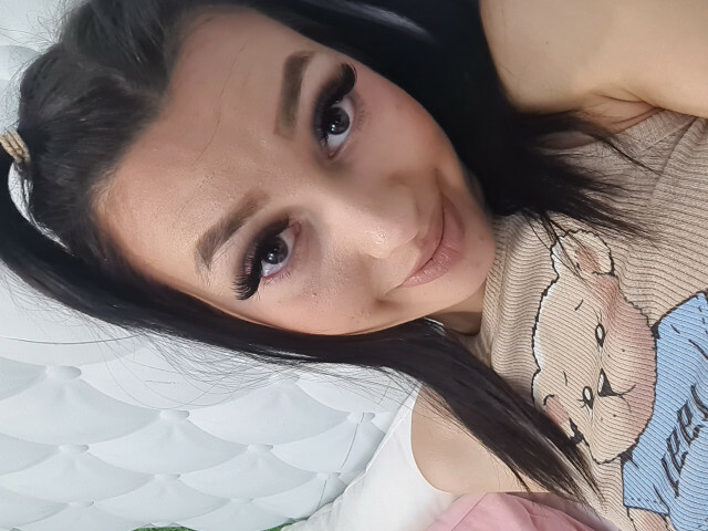 LucyKims te donne rendez vous sur sa cam sexy Xcams pour un plan cul gratuit en liveshow coquin