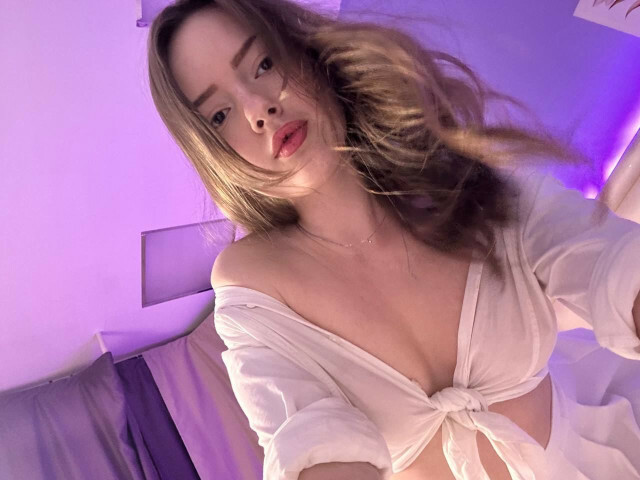 MaryAxelford te donne rendez vous sur sa cam sexy Xcams pour un plan cul gratuit en liveshow coquin