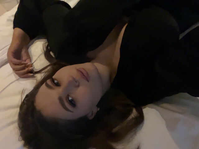 VioletKiss te donne rendez vous sur sa cam sexy Xcams pour un plan cul gratuit en liveshow coquin